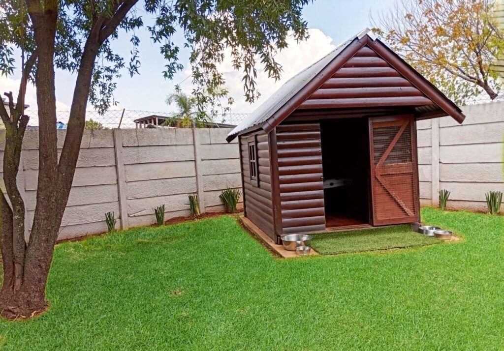 Canine Cottage - Forest Log Cabins Keringa Petwings Pet Boarding Kenneling for Dogs - Keringa-Petwings - Pet Transport, Pet Boarding, Pet Shop & Pet Services